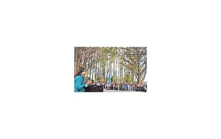 ámbito.com | Cristina de Kirchner, rodeada el fin de semana pasado por seguidores en un acto en El Calafate, recibirá el afecto de los piqueteros aliados al gobierno cuando el 1 de marzo confluyan en el Congreso para agradecer, entre otras cosas, las prebendas que les