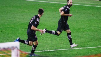 Higuaín anotó su primer gol en EEUU.
