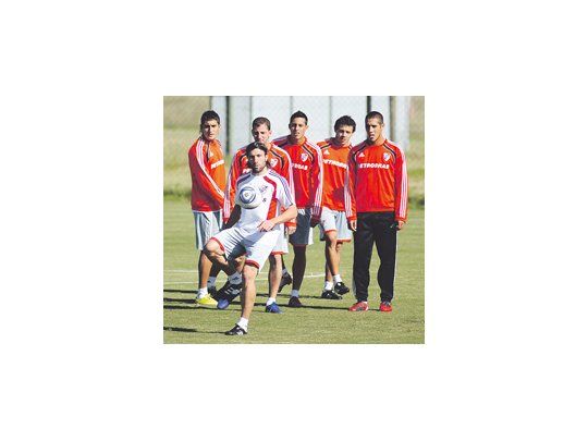 Mariano Pavone, primero en la fila para entrarle a la pelota en el entrenamiento de River. El delantero dijo que su continuidad en el club no depende de una clasificación a una copa internacional.