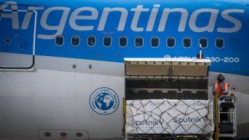 llegaron otras 330.000 dosis de la vacuna sputnik v y ya preparan un nuevo vuelo