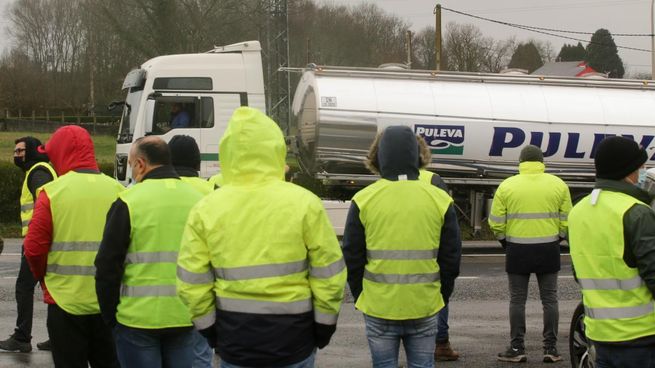 Los bloqueos también ocasionan atascos de kilómetros de extensión en España.