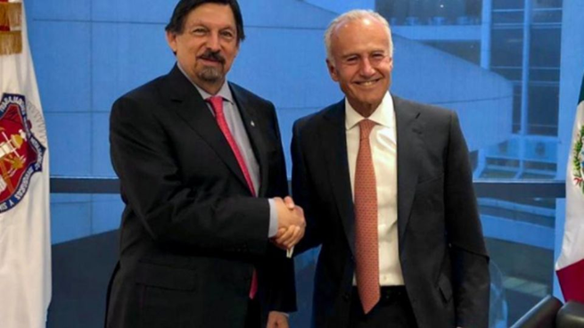 A la derecha, Rufino Vigil González, el noveno hombre más rico de México