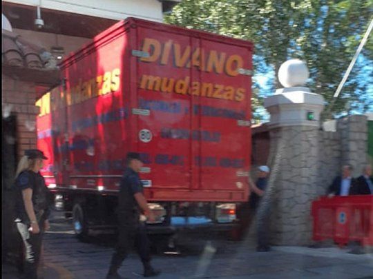 Un cami&oacute;n de mundanzas ingres&oacute;&nbsp;a la quinta presidencial de Olivos y se estima que Mauricio Macri y su esposa Juliana Awada iniciaron la mundanza.&nbsp;