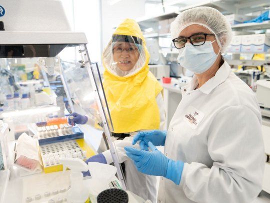 La científica argentina Carla Finkielstein (der.), ahora investigadora de Virginia Tech, fue distinguida en Estados Unidos por desarrollar un kit robusto, sensible y especifico autorizado por la FDA para detectar el nuevo coronavirus y controlar su propagación en el Estado de Virginia de ese país.&nbsp;