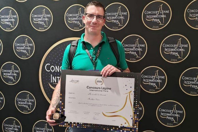 Gracias a su invento, ganó un reconocimiento por su trabajo. Gracias a su invento, ganó un reconocimiento por su trabajo.