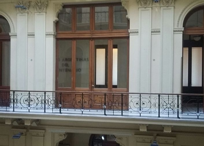 Este lunes por la tarde retiraron los cuadros de Néstor Kirchner y Hugo Chávez.