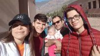 Yanina junto a sus tres hijos y Carlos Arechavala