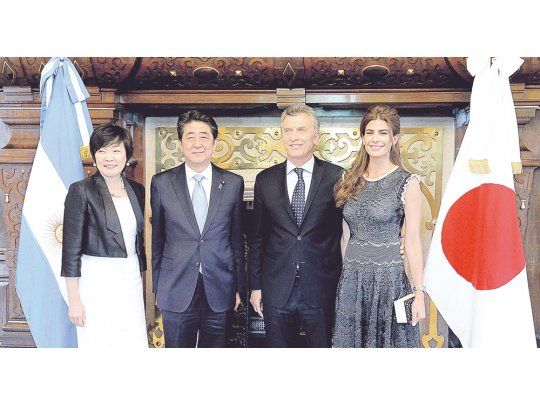 Relanzamiento. El premier japonés, Shinzo Abe, y el presidente Mauricio Macri posaron junto a sus primeras damas, Akie Abe y Juliana Awada.