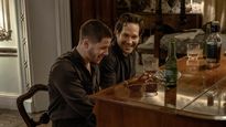Nick Jonas y Paul Rudd en Letras robadas, de John Carney