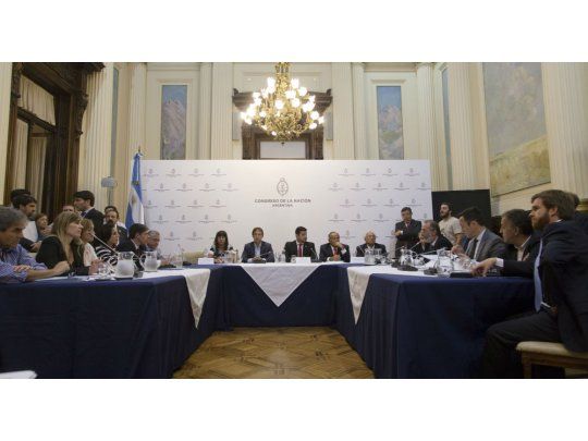 Oficialismo consiguió evitar rechazo del DNU sobre ART y espera que ley se vote en extraordinarias