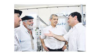 El ministro de Agricultura, Julián Domínguez, junto al presidente de la empresa Quirolac y a productores de la zona de 9 de Julio, en la provincia de Buenos Aires.
