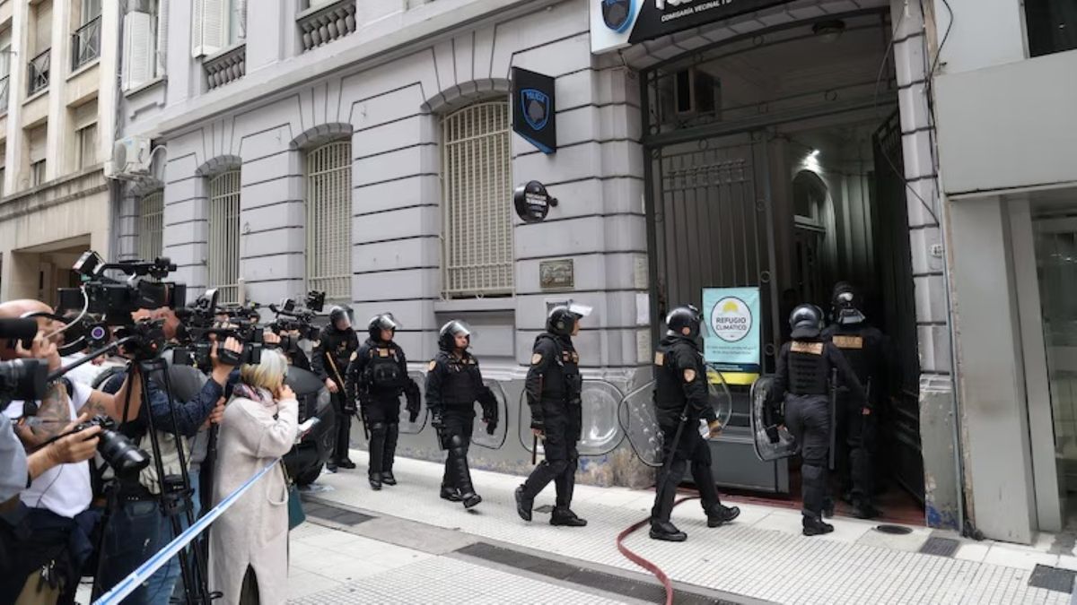 Graves incidentes en el microcentro porteño: delincuentes se enfrentaron en una comisaría y tomaron a un policía de rehén