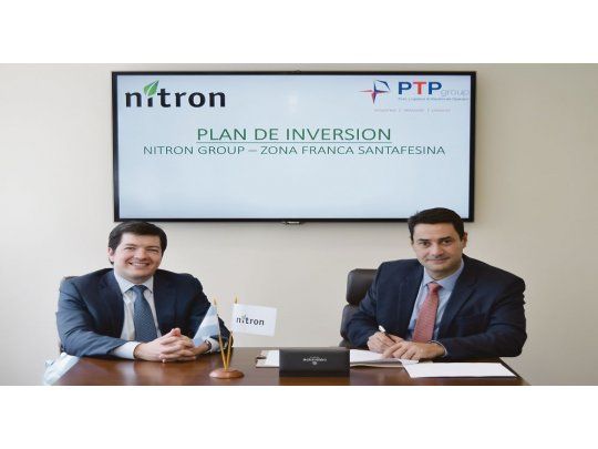 Acuerdo. Javier Urrutia, presidente de Nitron, y su par de PTP Group, Guillermo Misiano, en la firma del convenio.