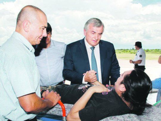 auxilio. El joven jujeño llegó al aeropuerto en el avión Sanitario de la provincia. Allí lo recibió el gobernador Gerardo Morales.
