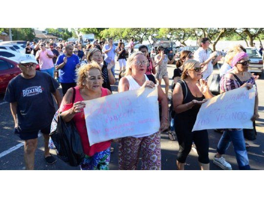 La movilización fue convocada a través de Facebook y contó con el apoyo de legisladores. Repudian al empresario procesado Hugo Schwartz, quien usurpa el terreno.