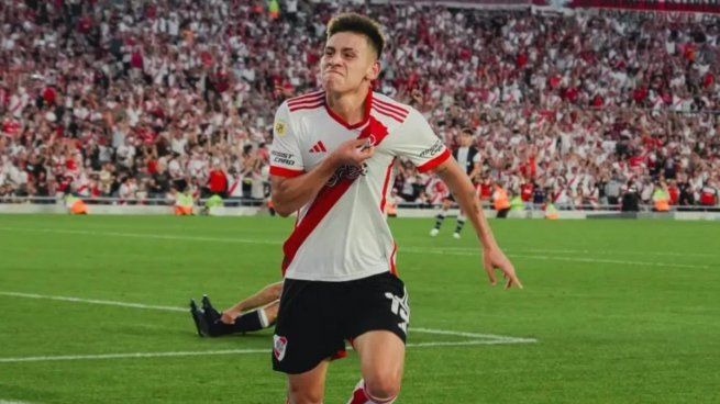 El Diablito Echeverri festeja un gol con River.