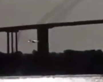 Peligrosa maniobra de una avioneta por debajo del puente Rosario-Victoria