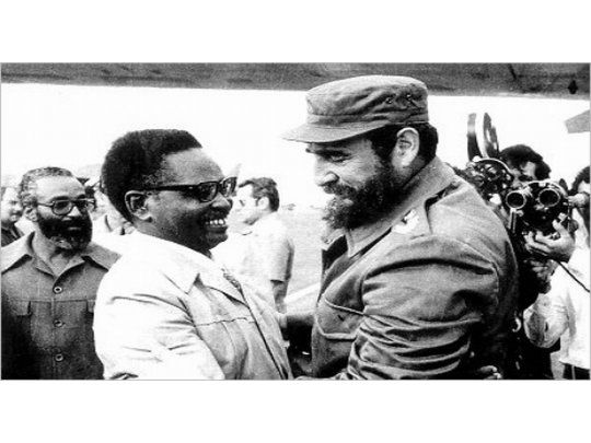El primer presidente de Angola, Antonio Agostinho Neto y el comandante cubano Fidel Castro