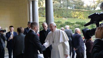El Papa Francisco saludando al ministro de Economía, Martín Guzmán.
