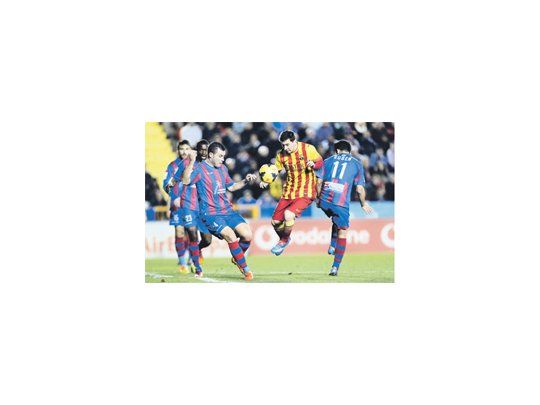 Lionel Messi, rodeado de rivales, trata de progresar en el área del Levante. El argentino declaró al fin del partido: “Nos faltó un poco de suerte”, mientras que el técnico, Gerardo Martino, dijo: “Merecimos ganar, pero estuvimos desafortunados en la definición”.