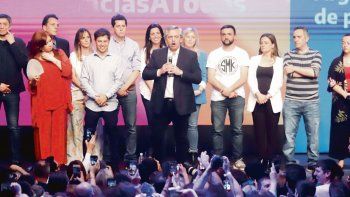 Nuevo gobierno. Axel Kicillof fue el primer orador luego del triunfo ayer en el búnker del Frente de Todos en Chacarita. Luego, Cristina le cedió la palabra a Alberto, quien confirmó que hoy se reunirá con Macri.