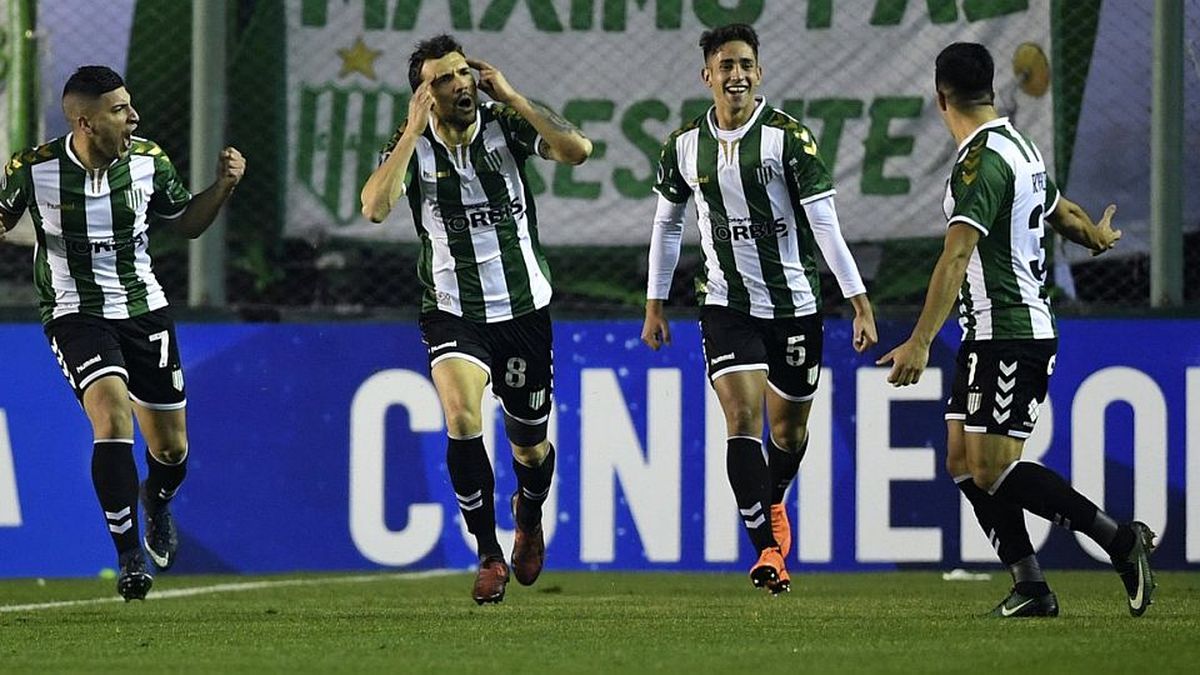 Banfield se sobrepuso a una noche con corte de luz y un penal errado ...
