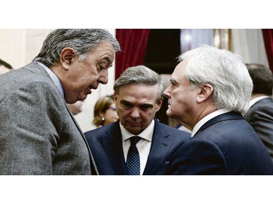 Negociación. Miguel Pichetto y Federico Pinedo ayer en el Senado en medio del debate por la habilitación del cuadruple play.