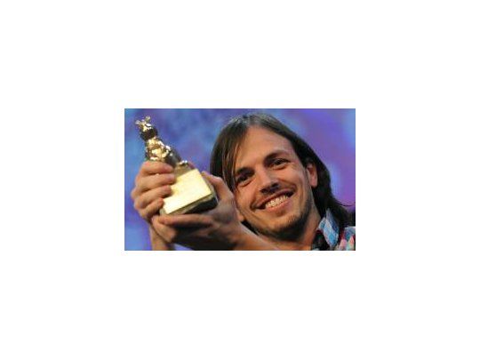 Marco Berger recibe su premio Teddy a la mejor película de temática homosexual por Ausente.