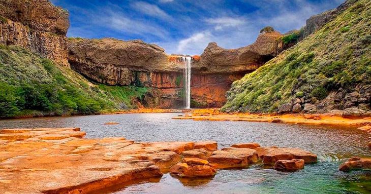 Located in Neuquén, the water falls 60 meters into a mirror of turquoise water.