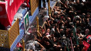 El multitudinario funeral de Alí Jamenei en irán.