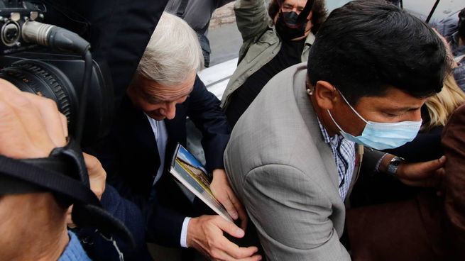 El candidato pinochetista Kast fue escrachado en un barrio popular de Santiago.