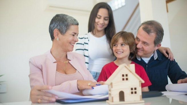 Acto de firma: escribana y familia formalizan la operación de un inmueble en sucesión