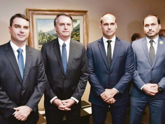 NÚCLEO. Jair Bolsonaro con sus tres hijos, Flávio, Eduardo y Carlos (de izq. a derecha).
