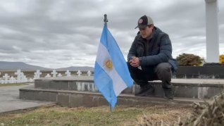 El influencer colombiano Juan Díaz y la camiseta de Maradona en el Cementerio de Darwin, en las Islas Malvinas.