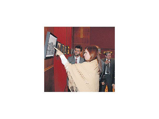 Cristina deKirchner y unasemana telúrica:sobresalieron elponcho de finavicuña (lástima quelo usó comobufanda) y unconjunto depantalones ychaleco matelasséde gamuza (perose equivocó alelegir faja deseda).