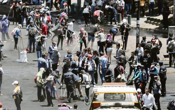 INÉDITO. Cientos de manifestantes antigubernamentales limpiaron ayer las calles de Quito tras levantar las protestas contra Lenín Moreno.