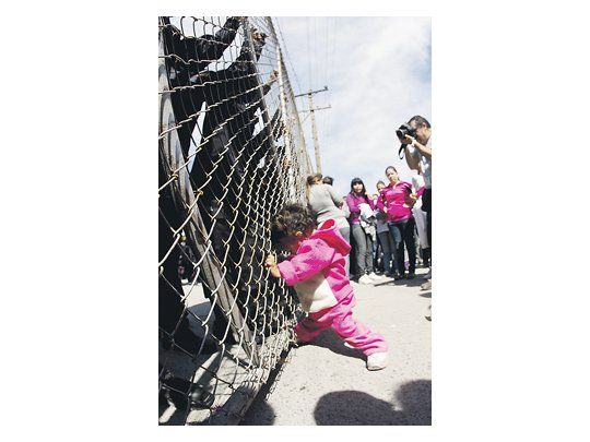Familiares de los presos en el penal de Apodaca forcejearon ayer con los guardias, en demanda de información.