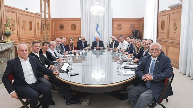 En la reunión estuvieron Francos, Sturzenegger, Menem, Rolandi y Fariña por el Gobierno, y diputados del PRO, LLA y MID.