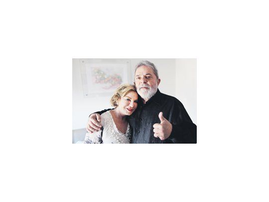 Empeñado en dar máxima transparencia a las informaciones sobre su tratamiento contra el cáncer, Luiz Inácio Lula da Silva difundió fotografías después de someterse a una primera sesión de quimioterapia. Aun alejado del poder, el expresidente sigue despertando pasiones en Brasil.