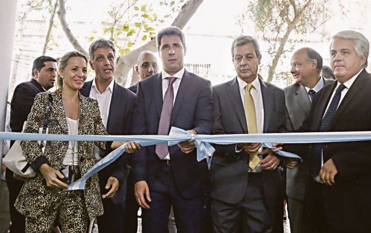 Corte. Uñac y su ministro de Hacienda, Roberto Gattoni, dejaron inaugurada la sede donde funcionará el fondo de garantías de la provincia.