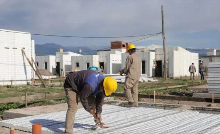 Sin poder pagar una comida, pidió ayuda a su hijo. Años después, su emprendimiento factura millones y redefine el negocio de la vivienda. Sin poder pagar una comida, pidió ayuda a su hijo. Años después, su emprendimiento factura millones y redefine el negocio de la vivienda.