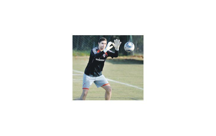 Juan Pablo Carrizo detiene un disparo en el entrenamiento de ayer en Ezeiza. El arquero se siente confiado y aseguró que el equipo «irá a ganar» a la Bombonera.