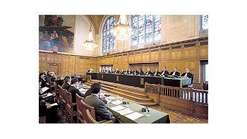 ámbito.com | Panorama ayer de la sala donde se enfrentaron abogados de la Argentina y el Uruguay en elnuevo conflicto ante la Corte de Justicia de La Haya. Esta vez es por los cortes de los vecinosde Gualeguaychú a los puentes. En detalle, la representante argenti