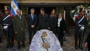 Macri junto a Antonio De la Rúa, Juliana Awada y la viuda del exmandatario Inés Pertiné en el velatorio del expresidente Fernando De la Rúa en el Salón de los Pasos Perdidos del Congreso Nacional.&nbsp;