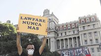 dispersas. Con varias consignas dispersas que iban desde echar a la Corte hasta cambiar a todo el Poder Judicial o reclamarle mejoras en fueros, la del “fin del lawfare” fue una de las más constantes entre los asistentes.