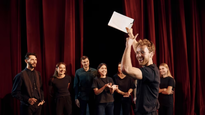 Brilló en La Reina del Flow y ahora hace teatro en una particular ciudad del continente