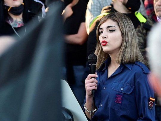 La joven Isabel Peralta generó polémica por su discurso antisemita durante un acto fascista en España.