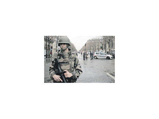 El ataque en pleno centro parisino provocó el inmediato despliegue de las fuerzas deseguridad. Aún se desconocían los autores del episodio.