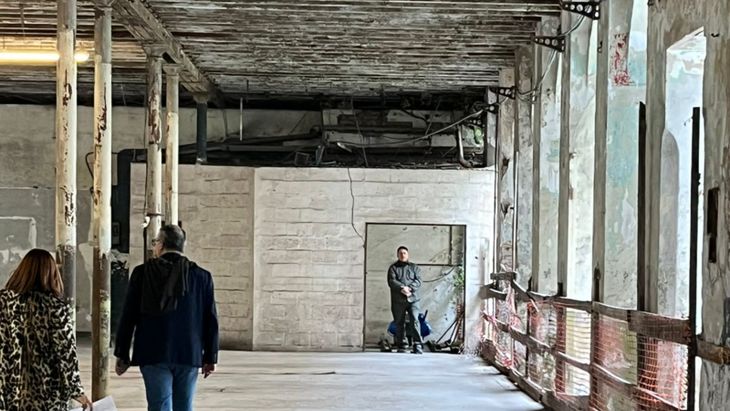 Sector interior con circulación en planta, donde se aprecian columnas, vigas y el estado original previo a la puesta en valor Sector interior con circulación en planta, donde se aprecian columnas, vigas y el estado original previo a la puesta en valor