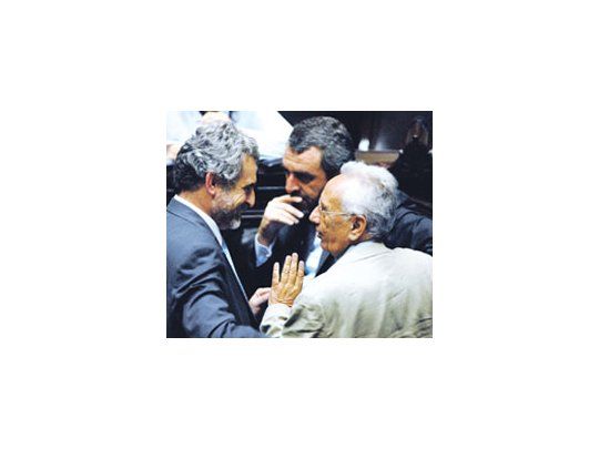 Agustín Rossi, presidente del bloque kirchnerista, y el moyanistaHéctor Recalde festejaron en el recinto la aprobación del proyecto.Ahora pasará al Senado.